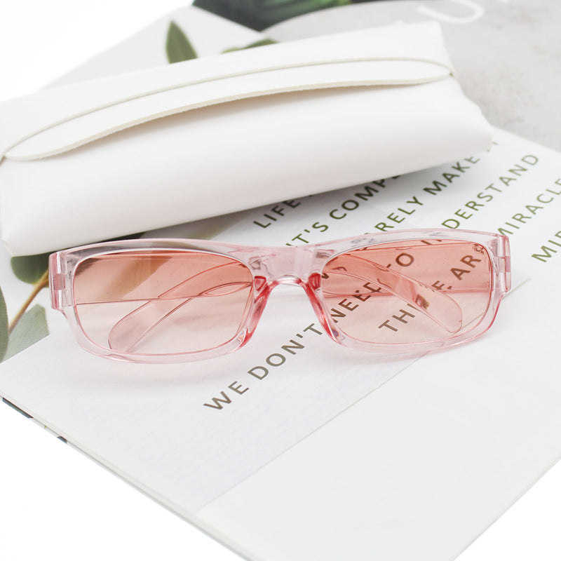 Dame moteriktig solbrille i stilrent rektangulært design Luvikno