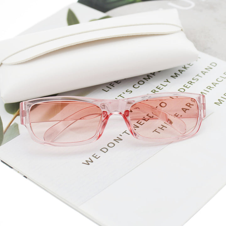 Dame moteriktig solbrille i stilrent rektangulært design Luvikno