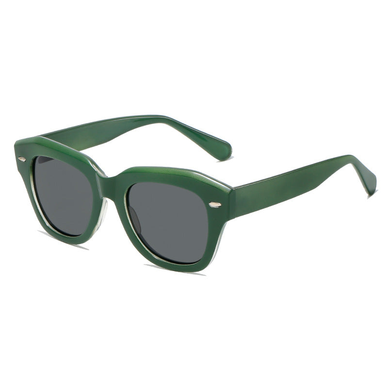 Dame stilig solbrille i moderne design med gjennomsiktig ramme Luvikno