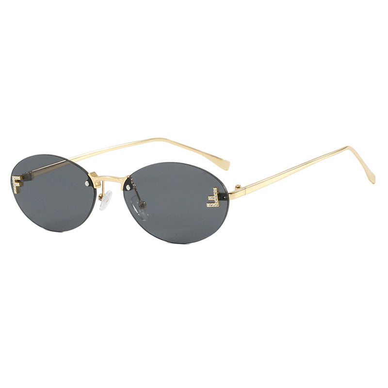Dame moteriktig solbrille med elegant, speilreflekterende glassfront og filigran metallramme Luvikno