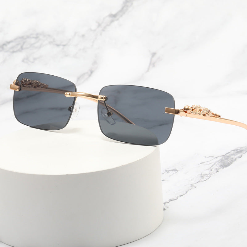 Dame designer solbrille med fin metallramme og luksuriøse detaljer Luvikno