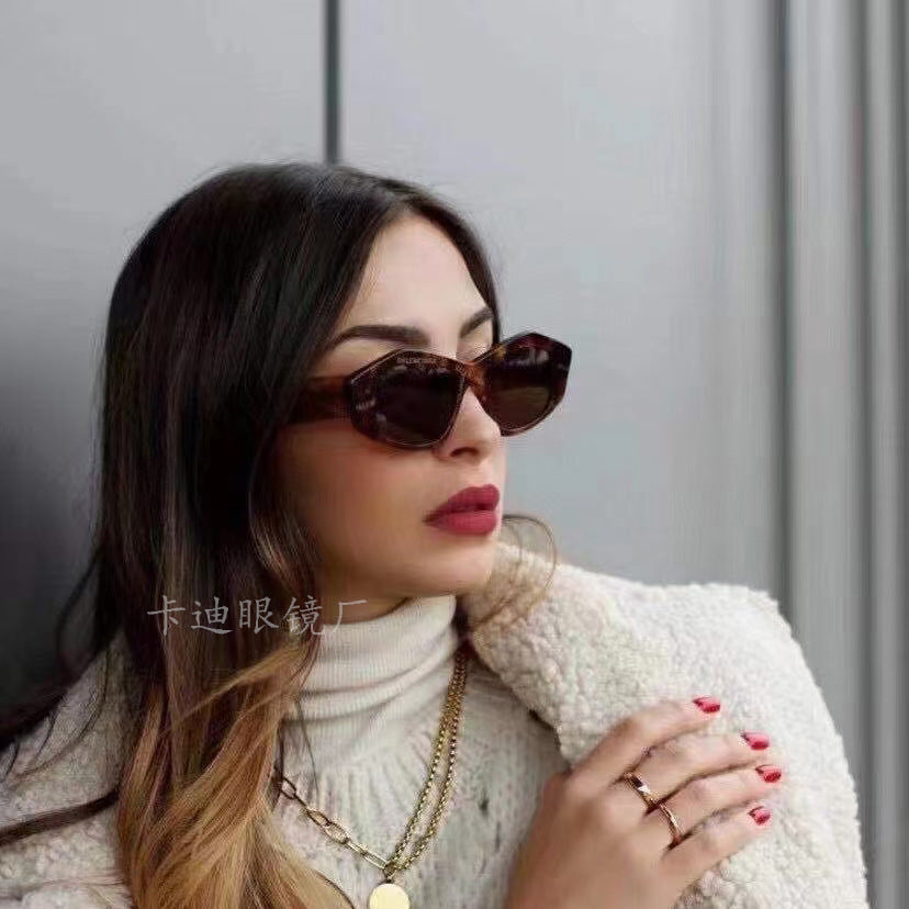Dame geometrisk solbrille med unik, futuristisk design Luvikno