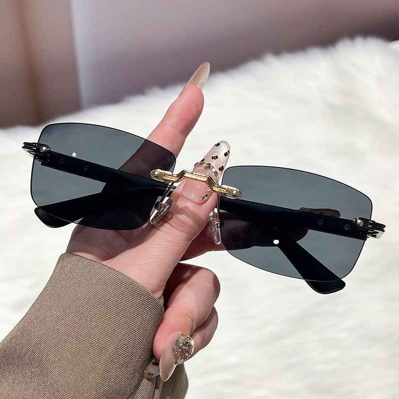 Dame ekstravagant moteriktig solbrille med innovativ ramme Luvikno