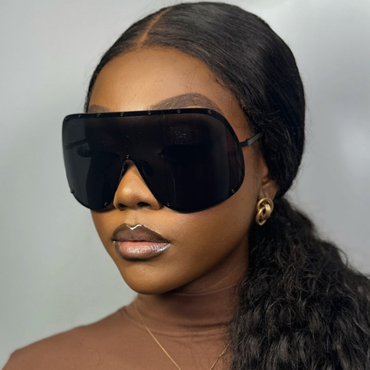 Damer futuristisk solbrille med stor ramme og innovativ design Luvikno