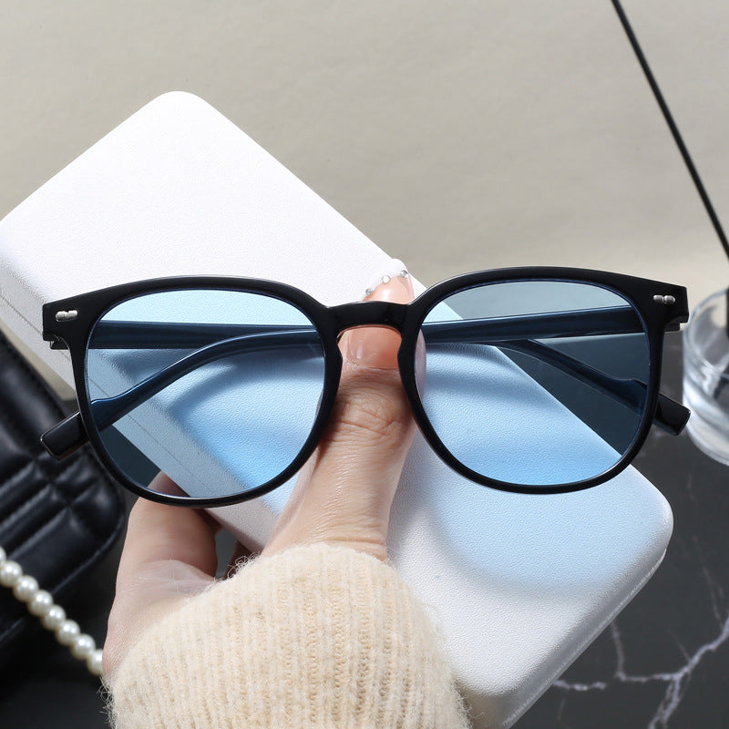 Dame stylish solbrille med transparent ramme og elegant design Luvikno