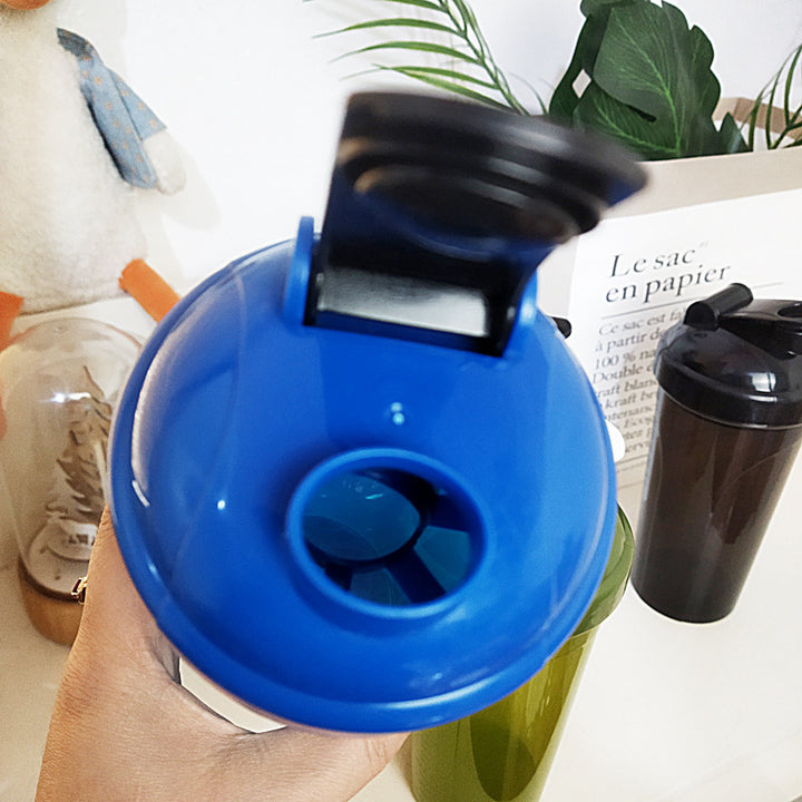 Unisex Shakerflaske i tidløs design med praktisk hellespiss Luvikno