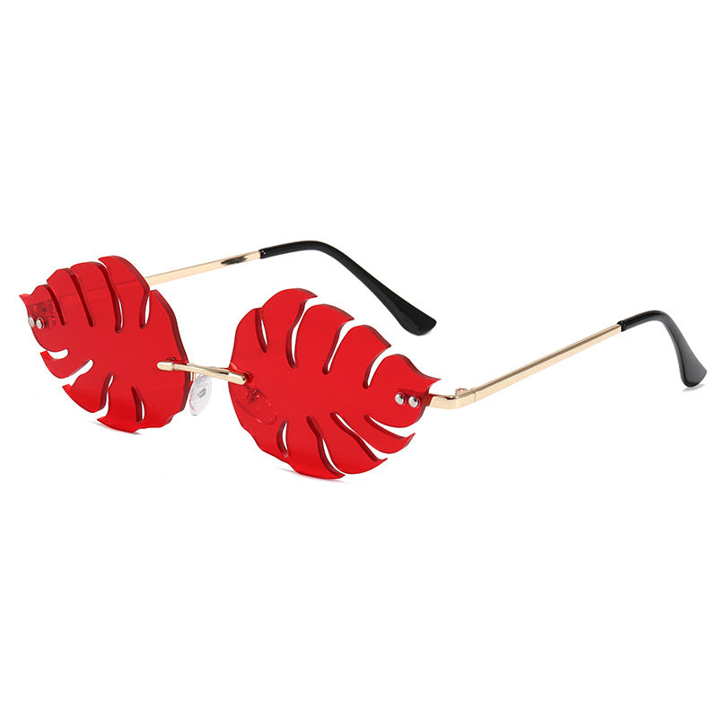 Dama moteriktig solbrille med markant bladerdesign Luvikno