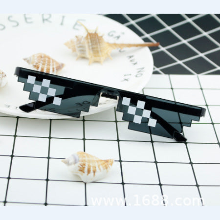 Dame solbriller i trendy pixel-design Luvikno