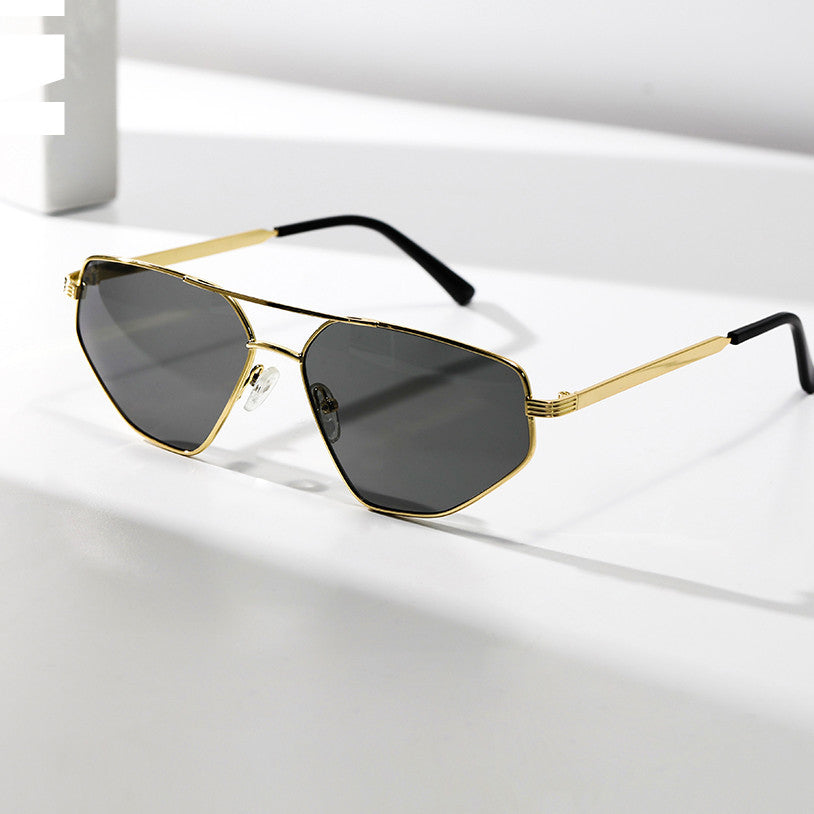 Dame geometrisk solbrille med elegant metallramme Luvikno