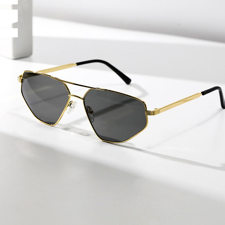 Dame geometrisk solbrille med elegant metallramme Luvikno