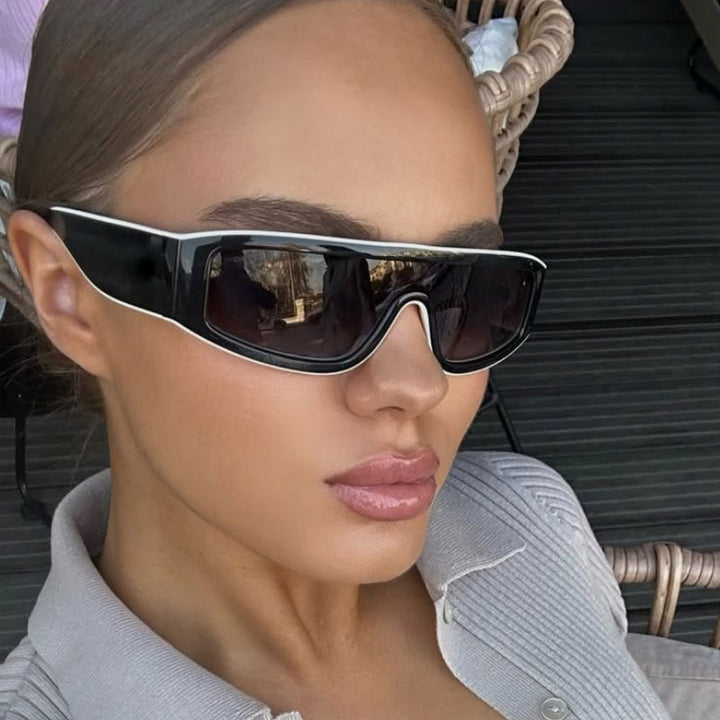 Damen moteriktig sports solbrille med innovativt design og bred ramme Luvikno
