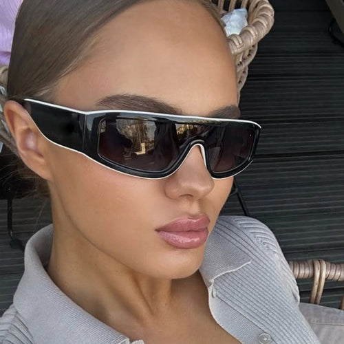 Damen moteriktig sports solbrille med innovativt design og bred ramme Luvikno