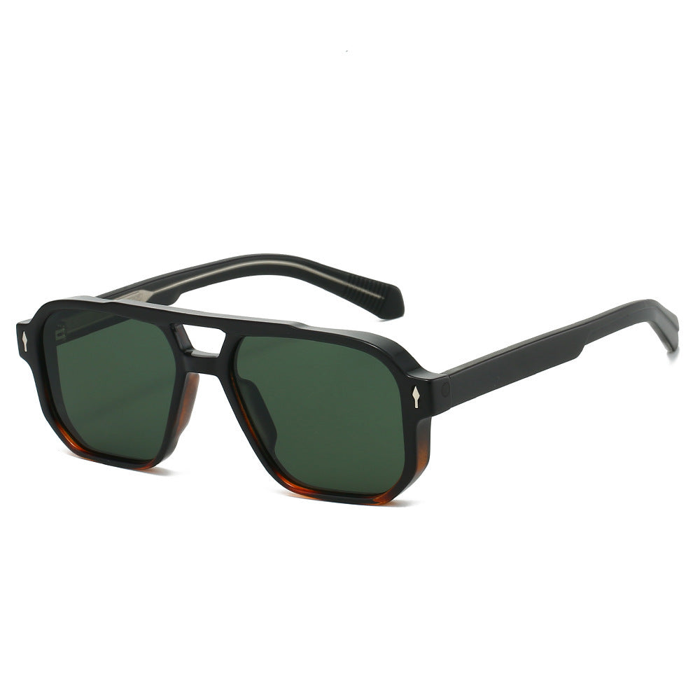 Dame moter solbrille i urban design med polariserte glass Luvikno