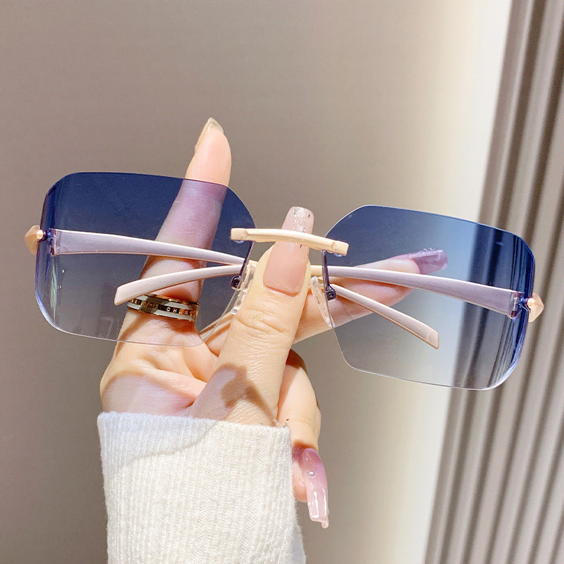 Dame moteriktig kvadratisk solbrille med dekorert metallramme Luvikno