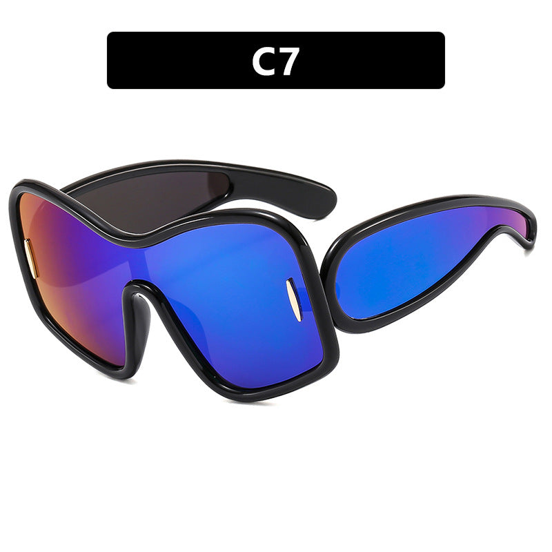 Dame futuristisk solbrille med ekstra bred design og beskyttende UV-filter Luvikno