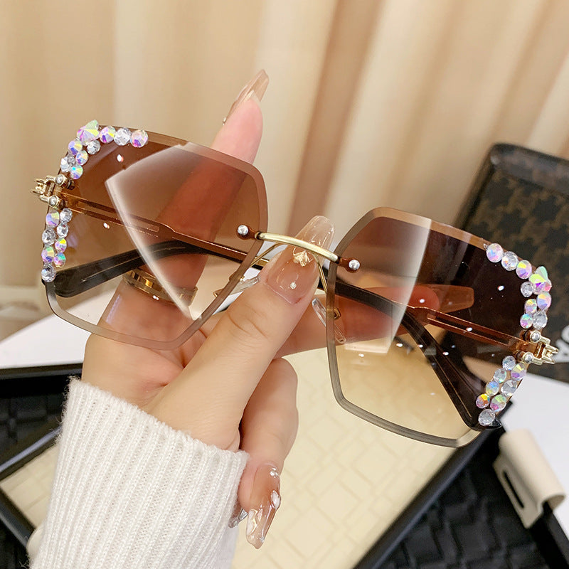 Dame solbrille med ekstravagant strassramme Luvikno