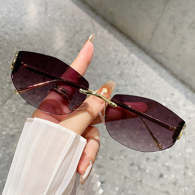 Dame moteriktig solbrille med innovativt sjakkert design Luvikno