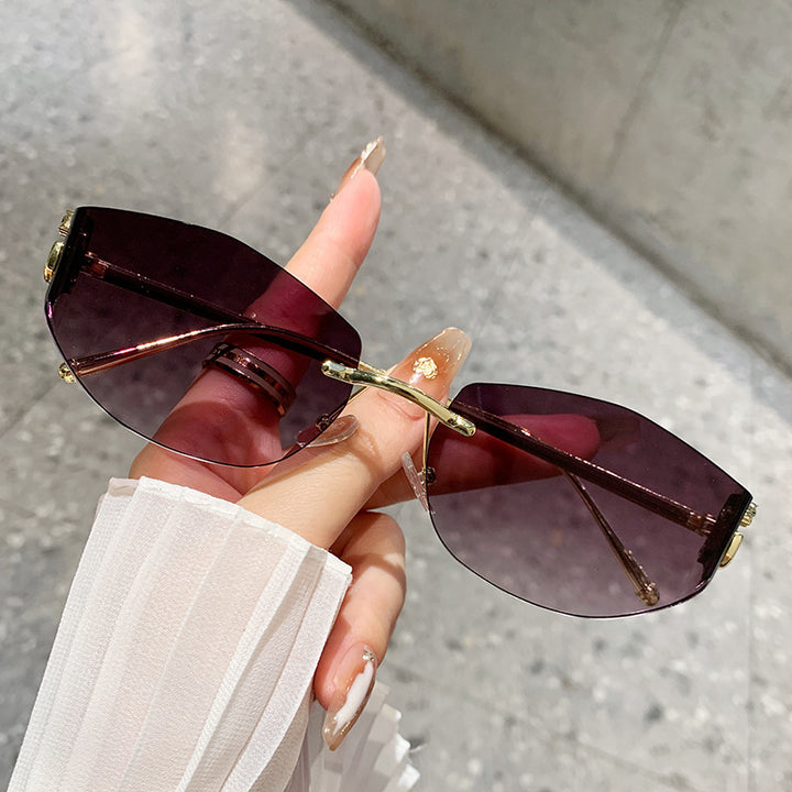 Dame moteriktig solbrille med innovativt sjakkert design Luvikno