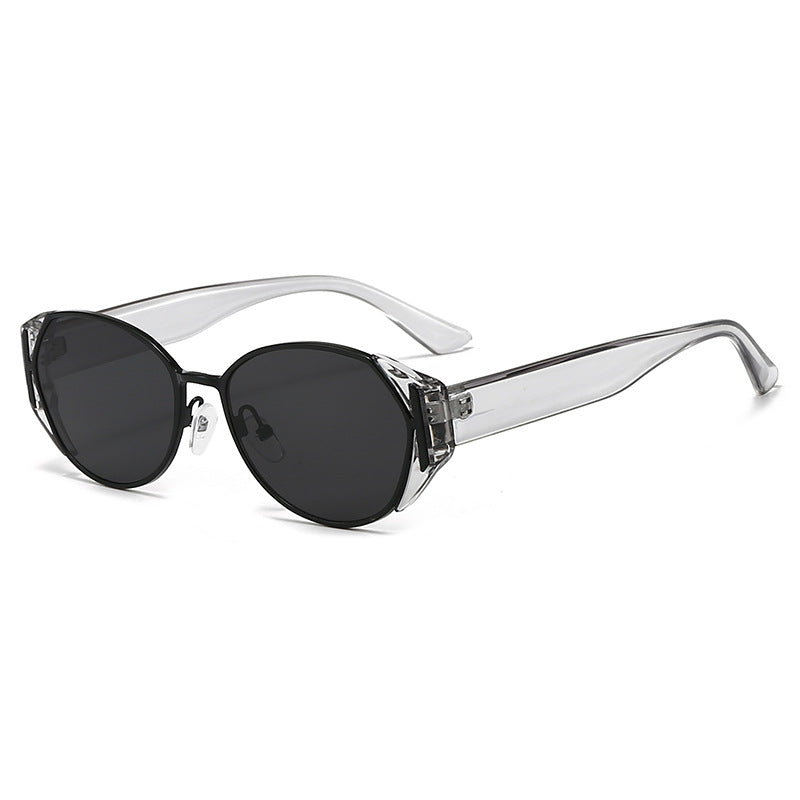 Dame moteriktig solbrille med markant ramme Luvikno