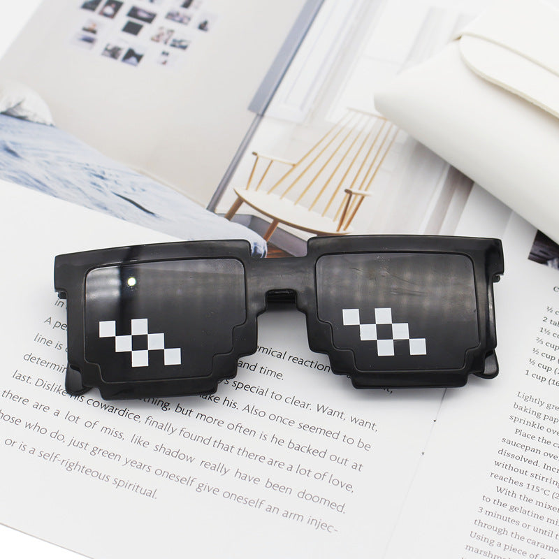 Dame Retro-solbriller i stilig pixel-design Luvikno