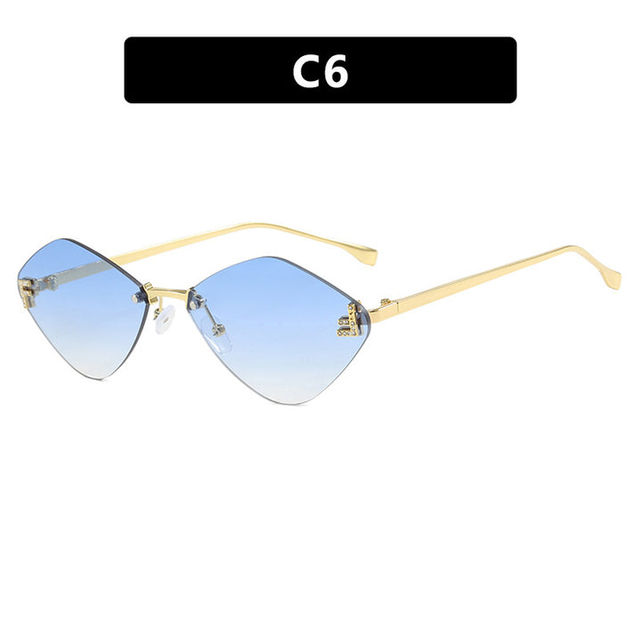 Dame geometrisk solbrille i ekstravagant design med gradiertede glass Luvikno