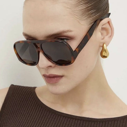 Dame moted sport-solbrille med robust ramme og UV-beskyttelse Luvikno