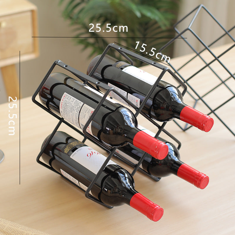 Unisex vinrack laget av svart metall Luvikno