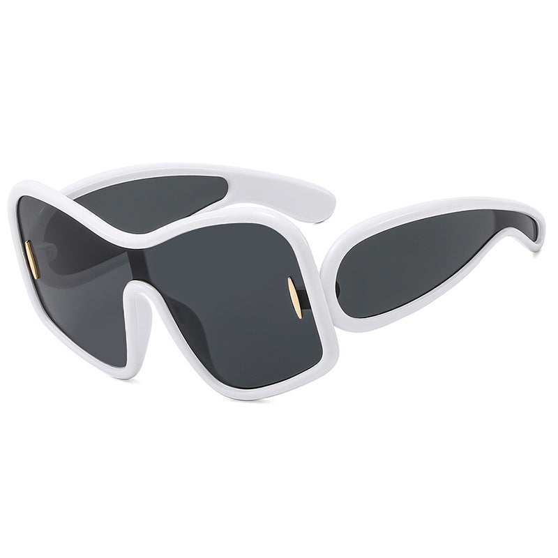 Dame futuristisk solbrille med ekstra bred design og beskyttende UV-filter Luvikno