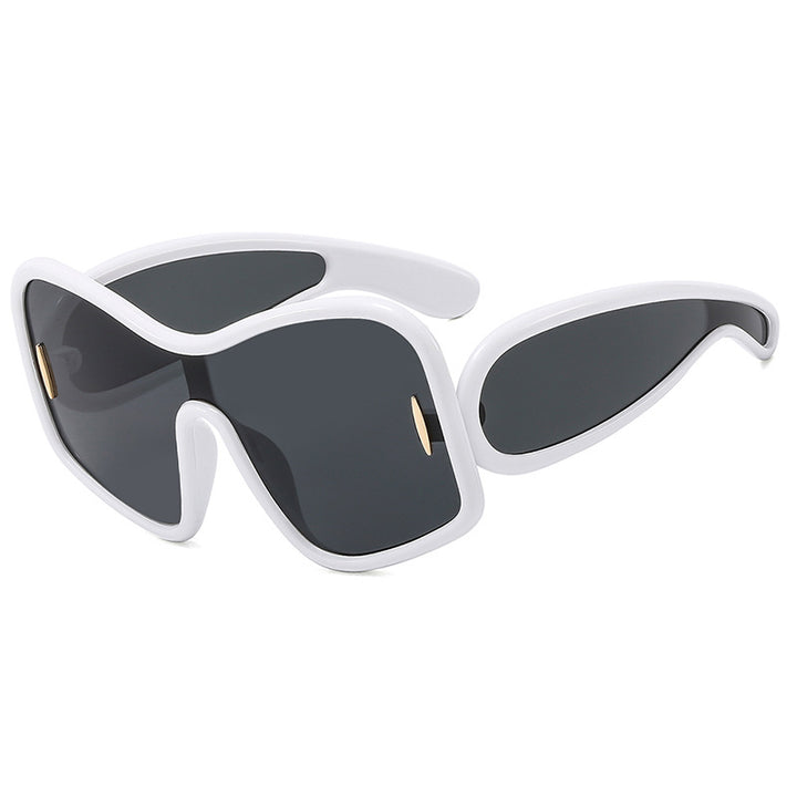 Dame futuristisk solbrille med ekstra bred design og beskyttende UV-filter Luvikno