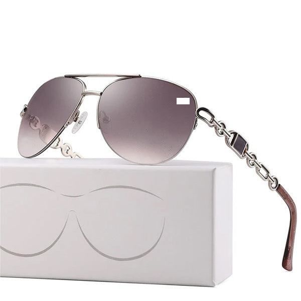 Dame aviator solbrille med moteriktig kjededetalj Luvikno