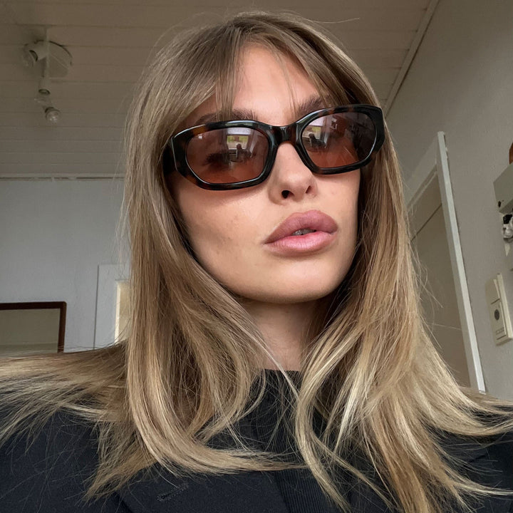Dame moteriktig solbrille i stilfull, oversized design Luvikno