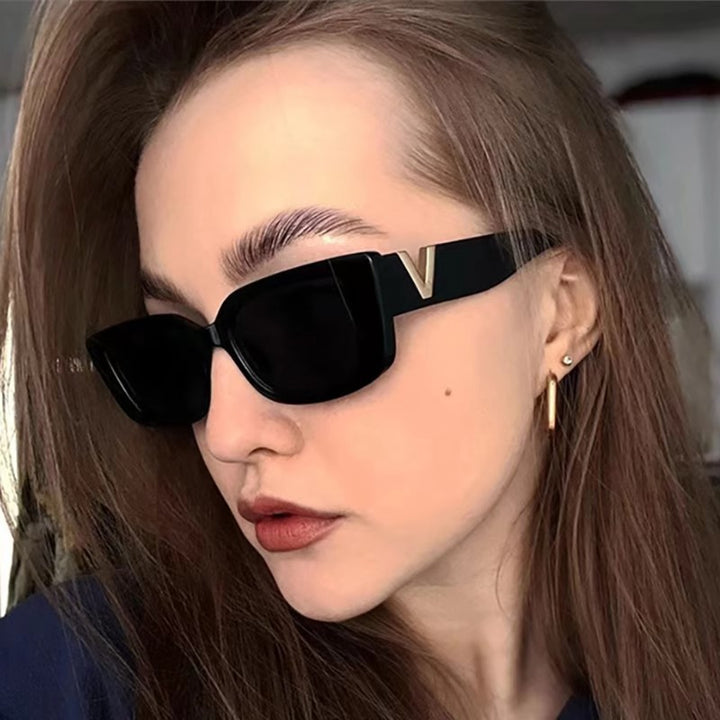 Dame moteriktig kvadratisk solbrille med gullbekledning Luvikno