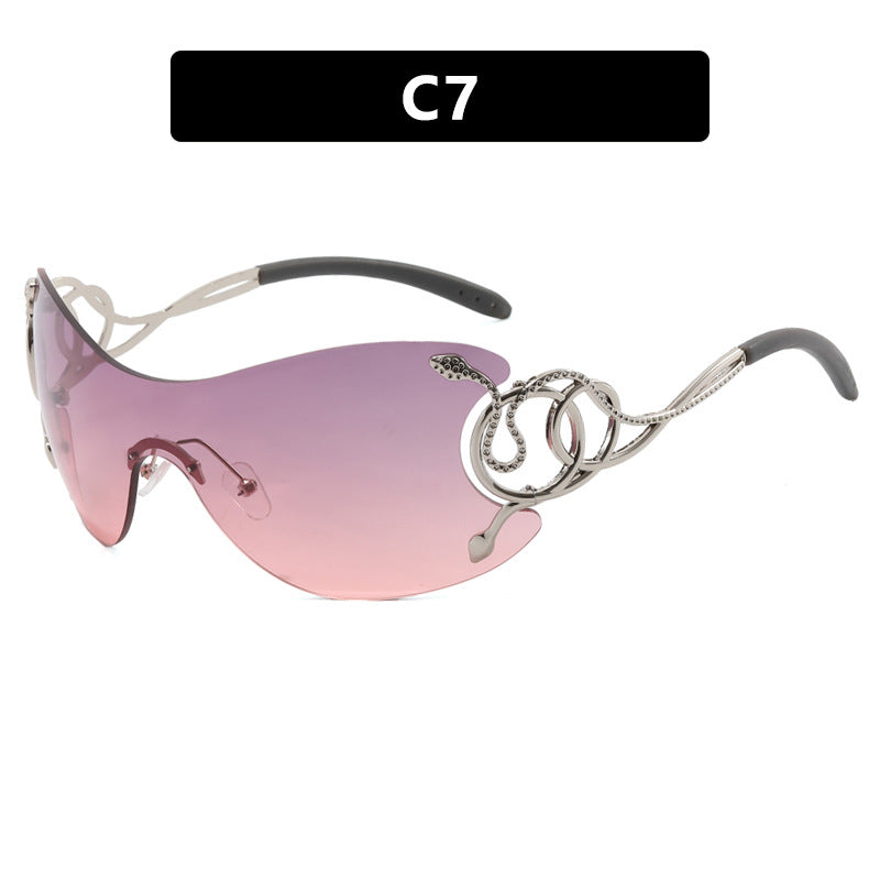 Dame futuristisk solbrille med lekent design Luvikno