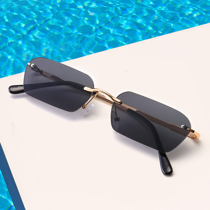 Dame moteriktig rektangulær solbrille med luksuriøs metallramme Luvikno