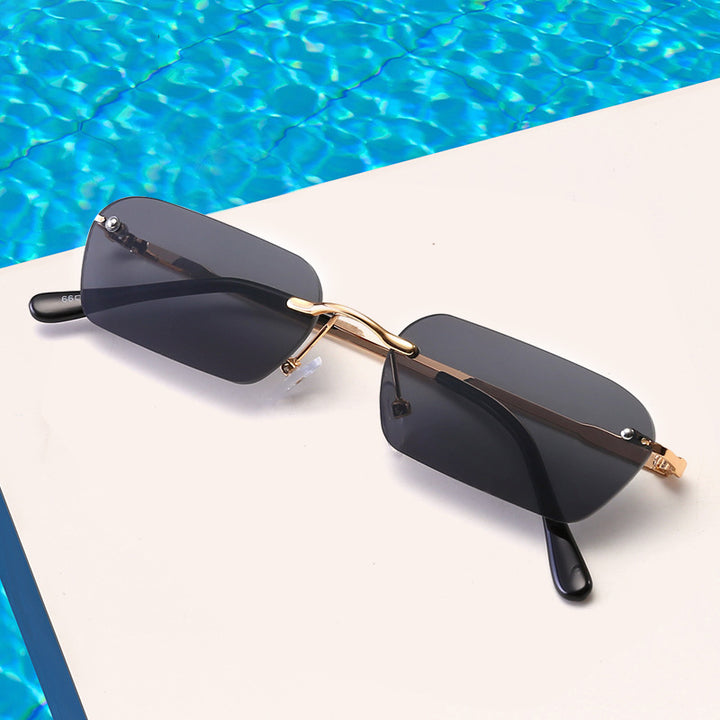 Dame moteriktig rektangulær solbrille med luksuriøs metallramme Luvikno