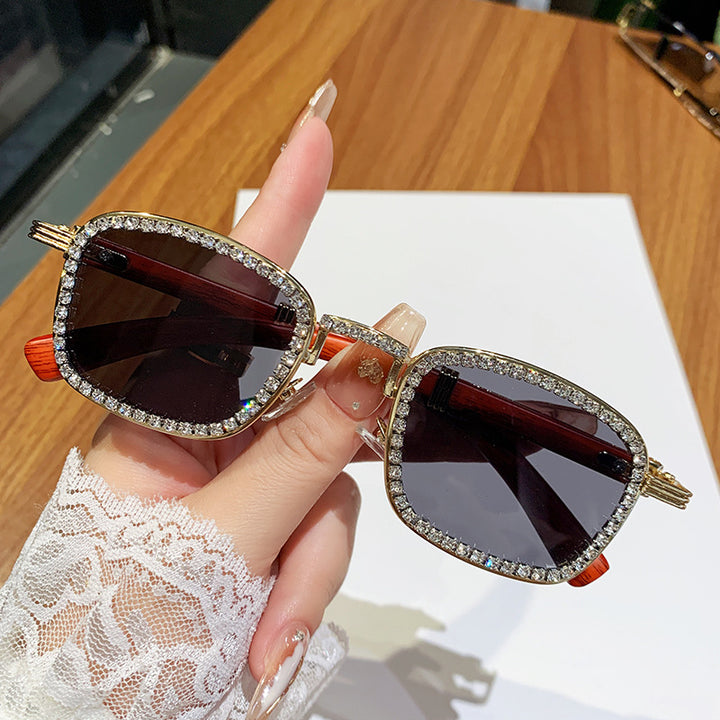 Dame solbrille med strassbesatt ramme og moderne tre-design Luvikno