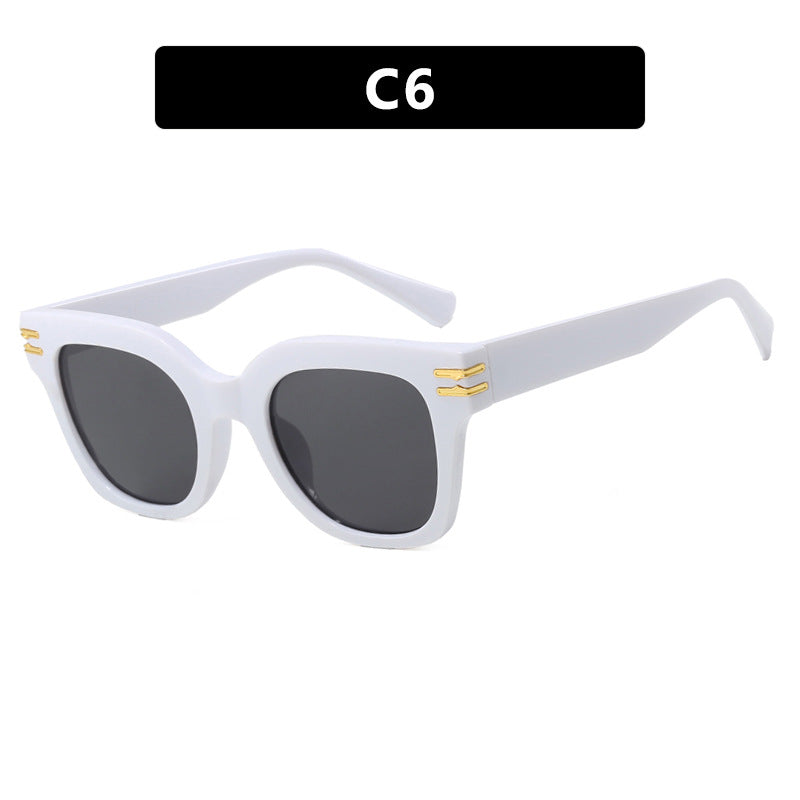 Dame moteriktig solbrille med elegante aksenter Luvikno