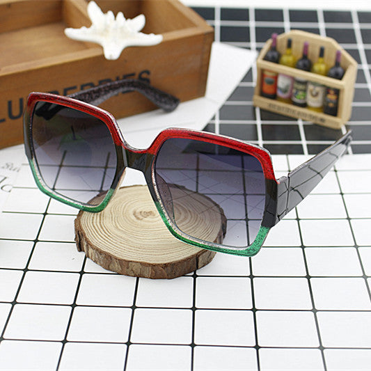 Dame ekstravagant kvadratisk solbrille med unikt design Luvikno