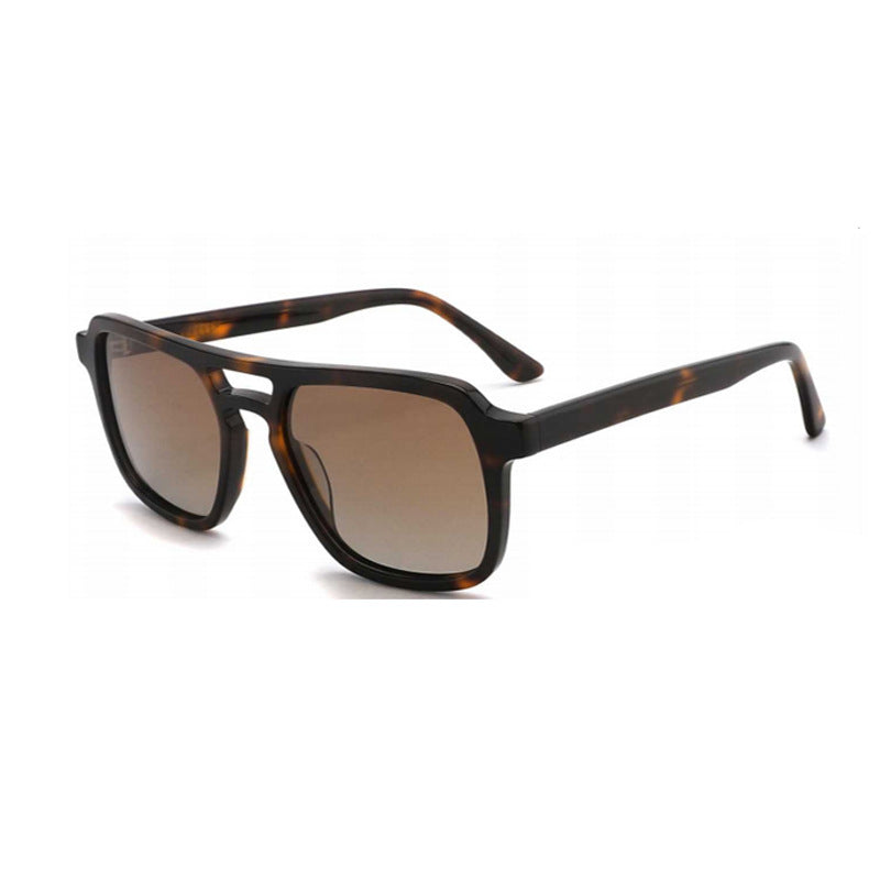 Dame solbrille med robust, stilisert plastramme og harmonisk avrundede glass Luvikno