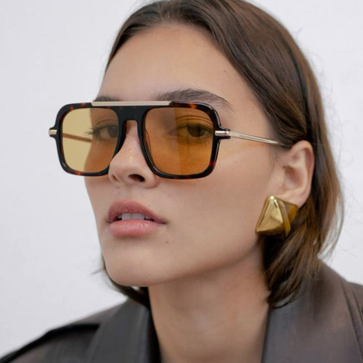 Dame kvadratisk solbrille med luksuriøs metallramme og robuste glass Luvikno