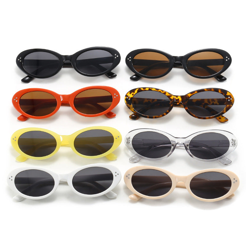 Damer moteriktig solbrille i elegant ovalt design Luvikno