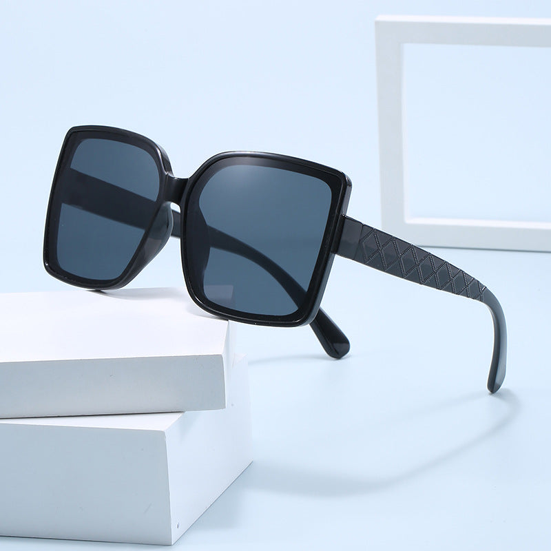 Dame moteriktig kvadratisk solbrille med elegant ramme Luvikno