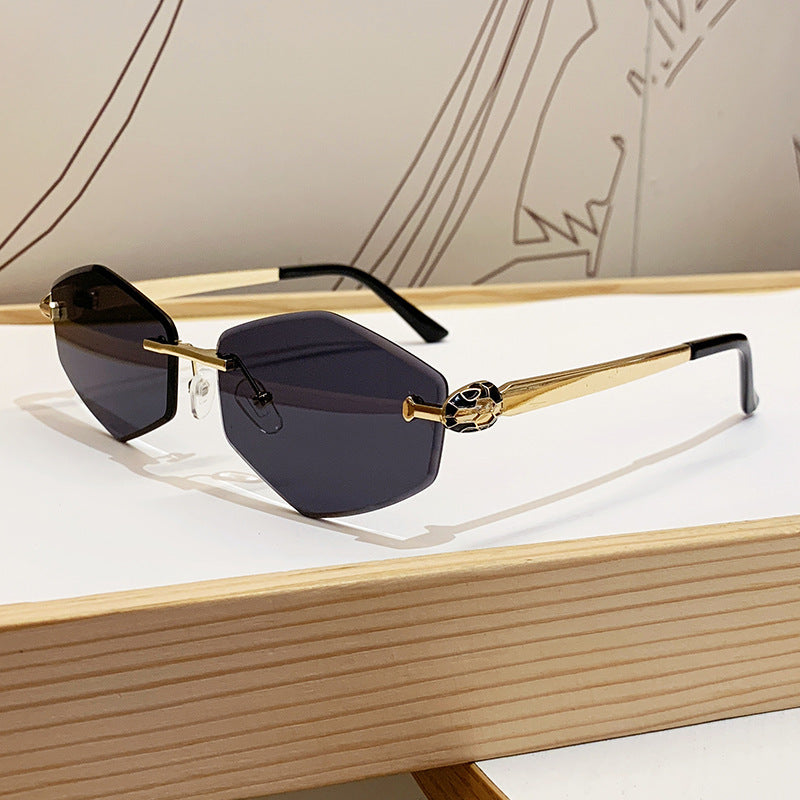 Dame Designer solbrille med heksagonal ramme og gyldne detaljer Luvikno