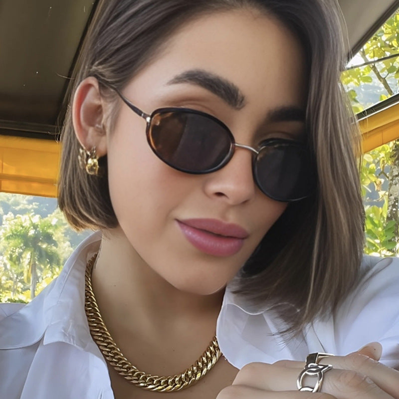 Dame moteriktig solbrille i elegant ovalt design Luvikno