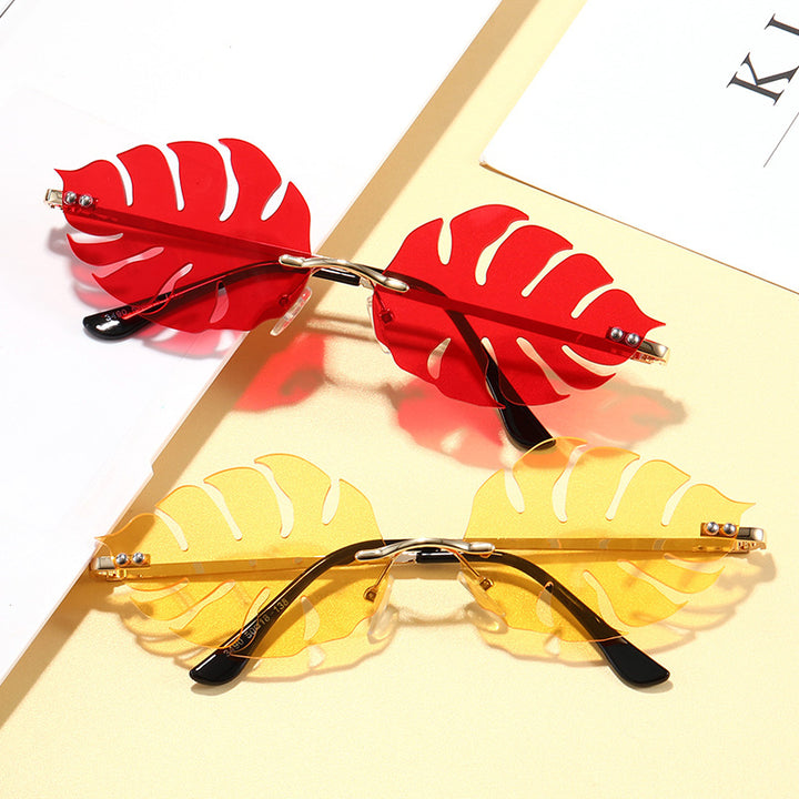 Dama moteriktig solbrille med markant bladerdesign Luvikno