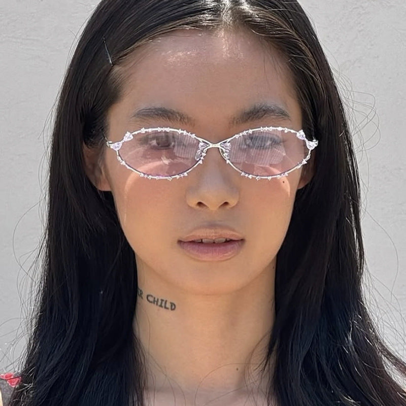 Dame eksklusiv solbrille med glitrende strass-dekor og elegant metallramme Luvikno