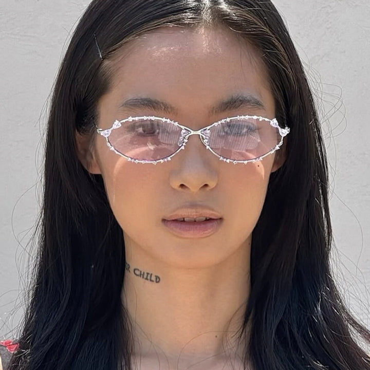 Dame eksklusiv solbrille med glitrende strass-dekor og elegant metallramme Luvikno