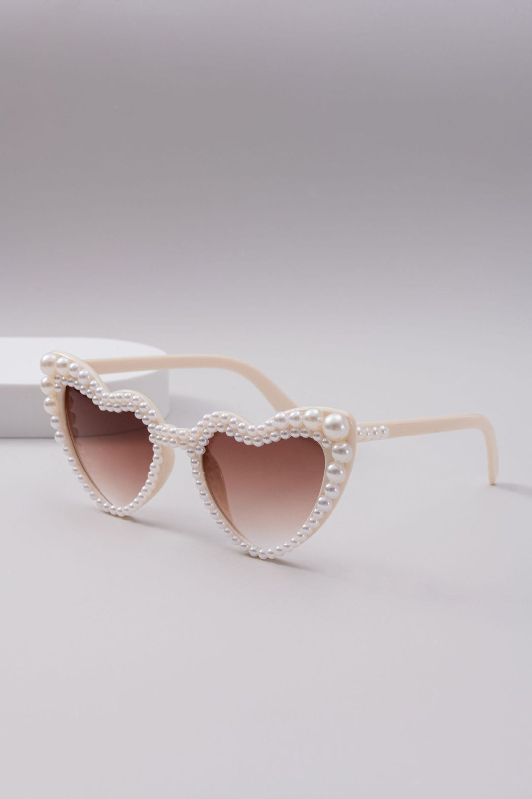 Dame designer solbrille med perleinnramming fra Luvikno