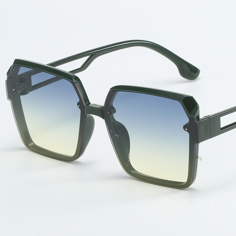 Dame moteriktig kvadratisk solbrille med filigran design Luvikno