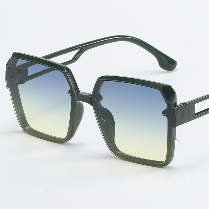 Dame moteriktig kvadratisk solbrille med filigran design Luvikno